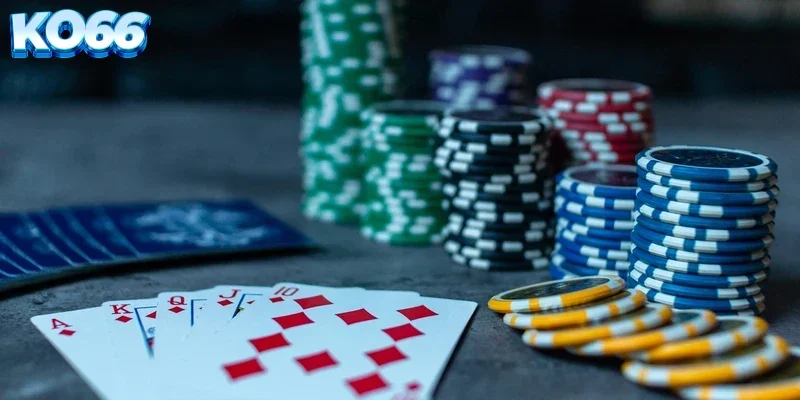 sam-loc-danh-bang-chien-luoc-ko66 Người chơi tập trung phân tích các lá bài rác trong ván Sâm lốc